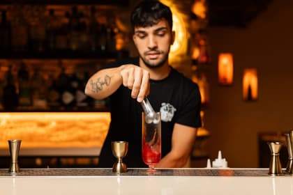 Barman pregătind un cocktail la bar