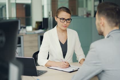 Manager de resurse umane luând notițe la un interviu de angajare