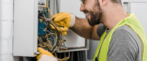 Imagine prezentare TEHNICIAN INSTALATII ELECTRICE